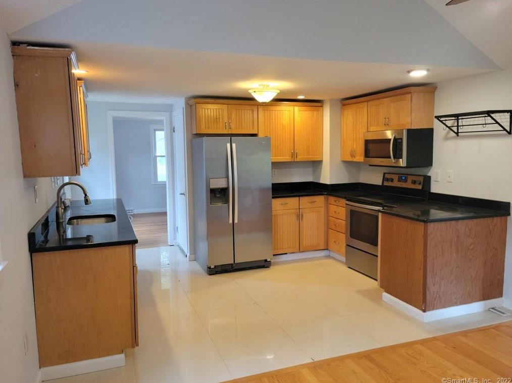 92 Mayflower Pl, Milford, CT 06460