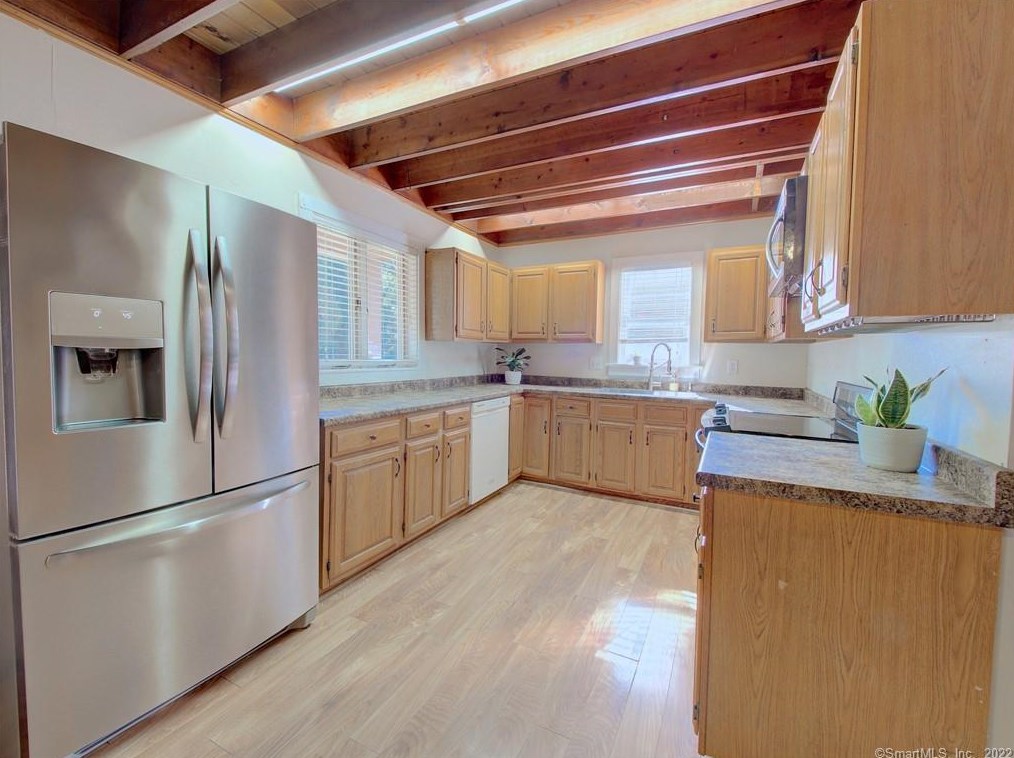 39 Long Pond Rd S, Gales Ferry, CT 06339