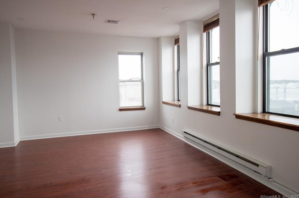 207 Bank St #302, United States Coast Guard Ac, CT 06320