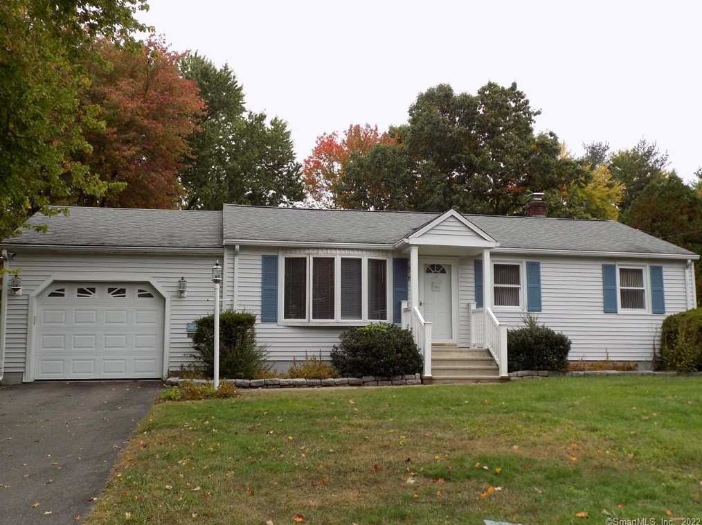 15 Mohawk Dr, Unionville, CT 06085-1411