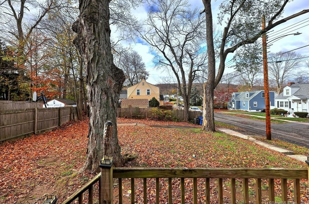 24 Benton St, New Haven CT  06515-1630 exterior