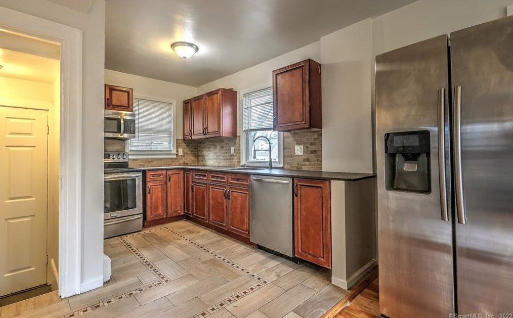 24 Benton St, New Haven CT  06515-1630 exterior