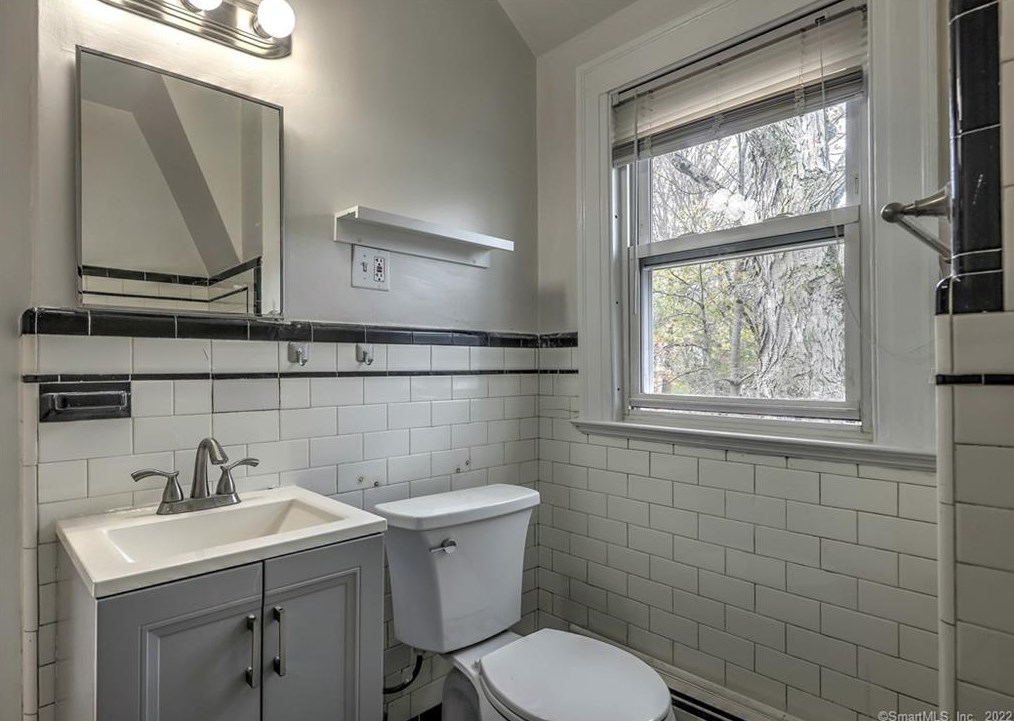 24 Benton St, New Haven CT  06515-1630 exterior