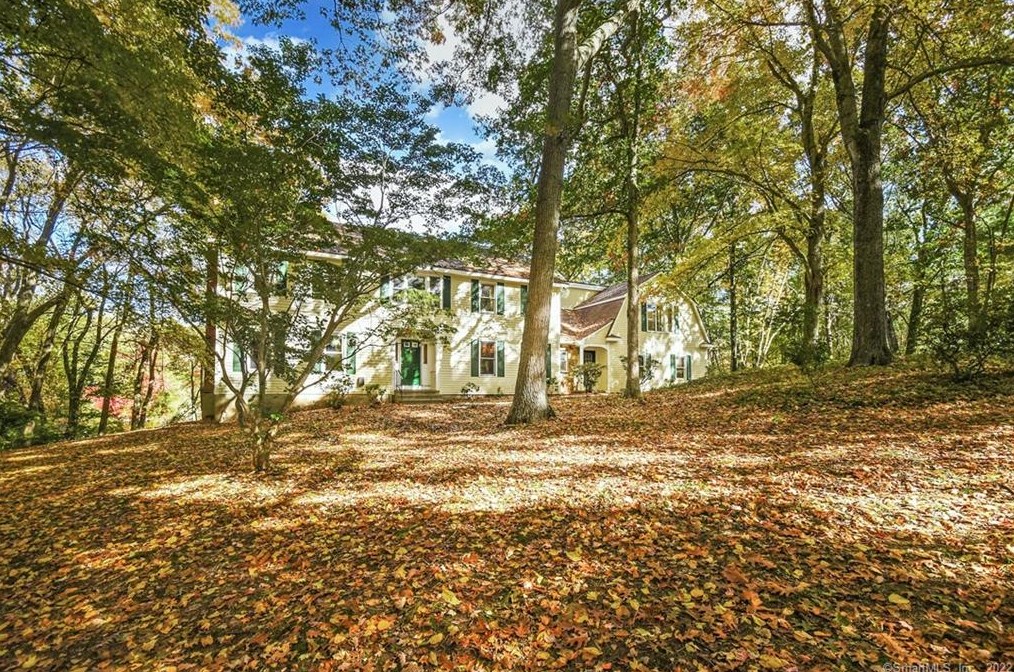 10 Herrmann Ln, Bridgeport, CT 06612