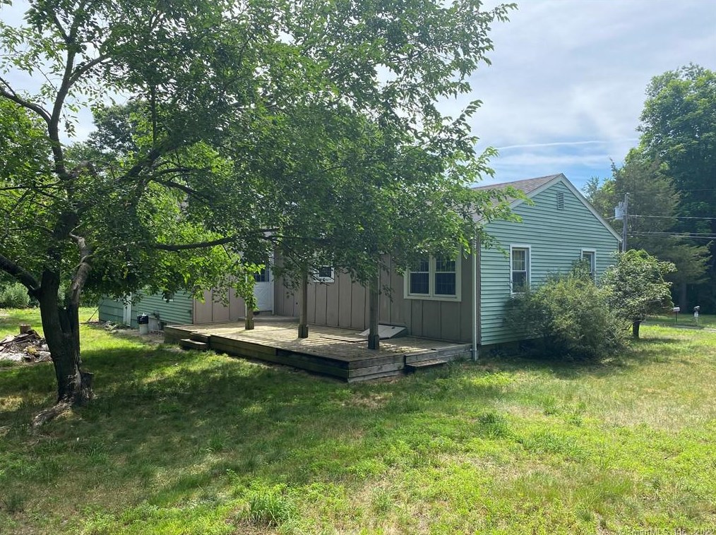 9 Shore Dr, Norwich, CT 06351