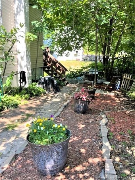 11 Lk Ave, New Haven CT 06516-4812 exterior