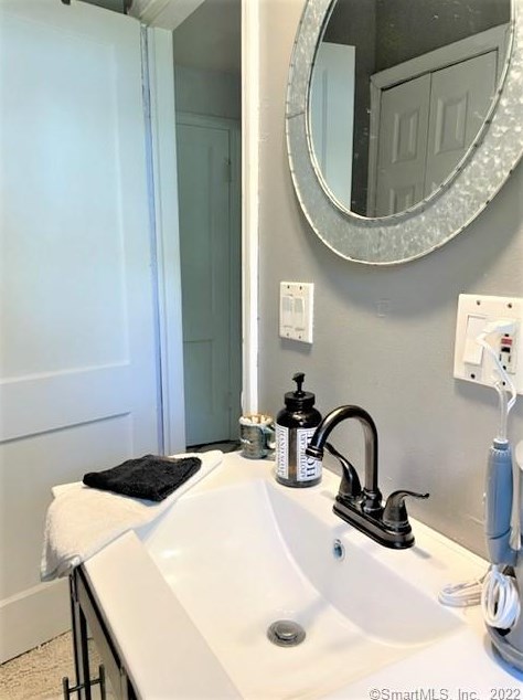 11 Lk Ave, New Haven CT 06516-4812 exterior