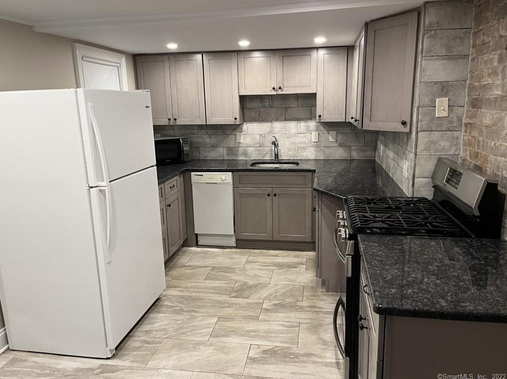 22 Hillspoint Rd, Westport CT  06880-5106 exterior