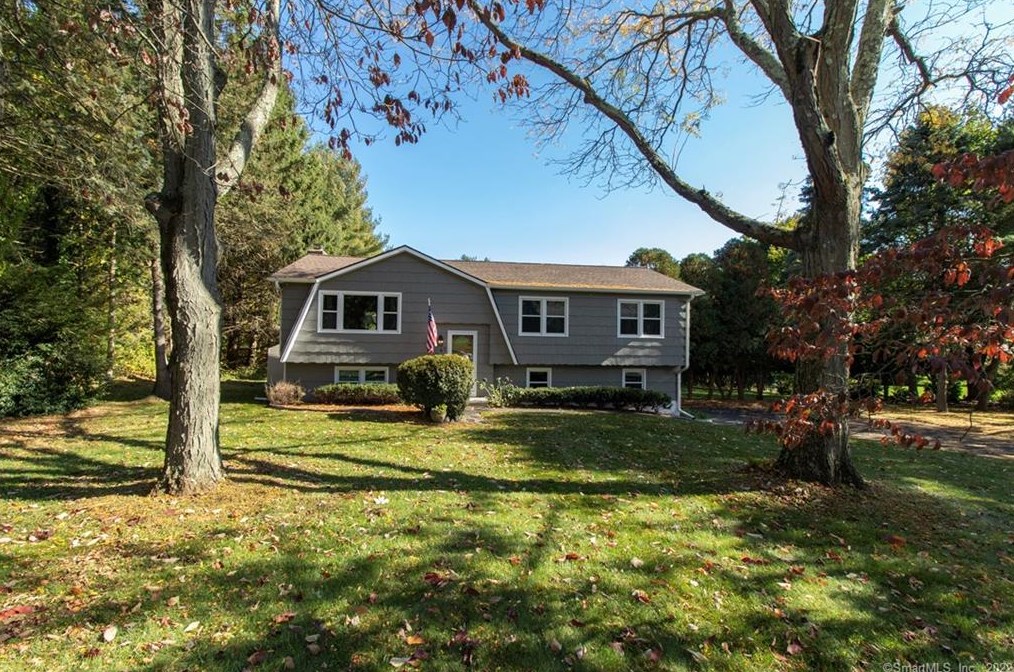 67 Old Country Ln, Milford, CT 06461