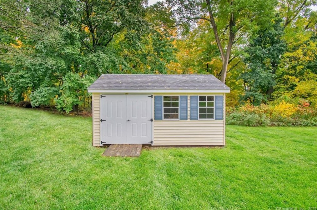 323 Vernon Ave, Vernon CT 06066-4321 exterior