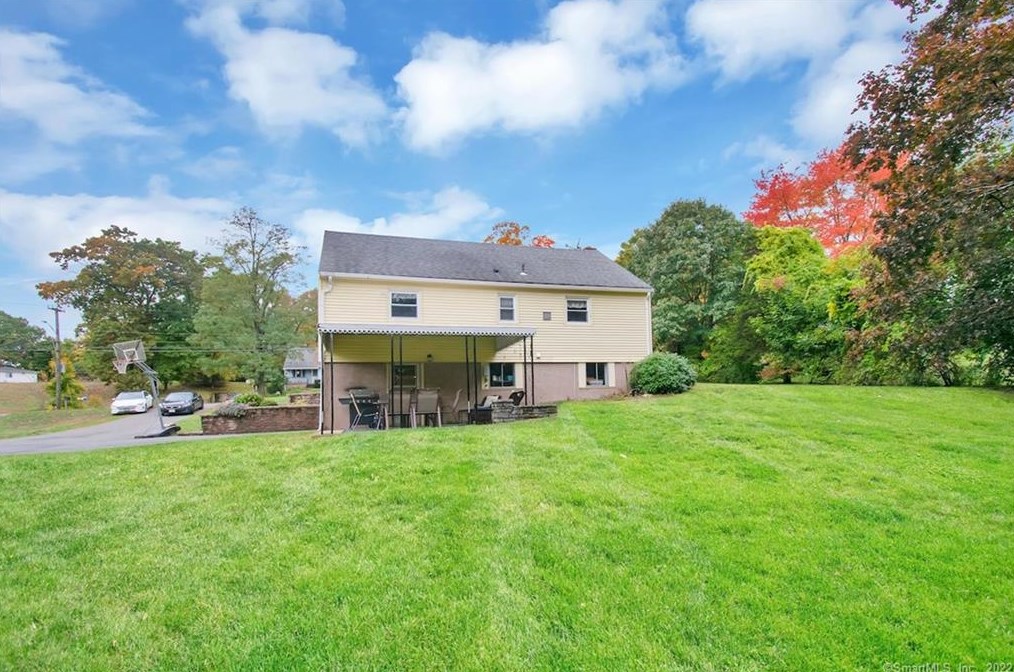 323 Vernon Ave, Vernon CT 06066-4321 exterior