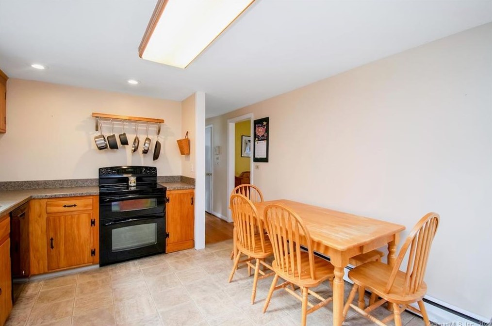 323 Vernon Ave, Vernon CT 06066-4321 exterior