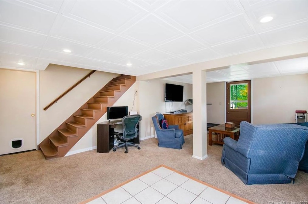 323 Vernon Ave, Vernon CT 06066-4321 exterior