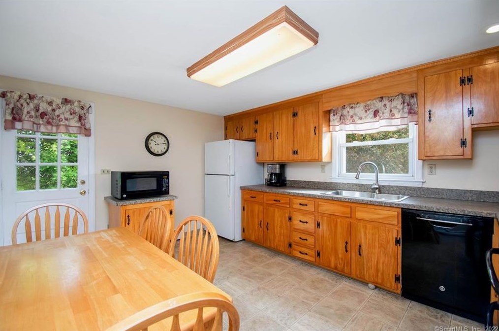 323 Vernon Ave, Vernon CT 06066-4321 exterior