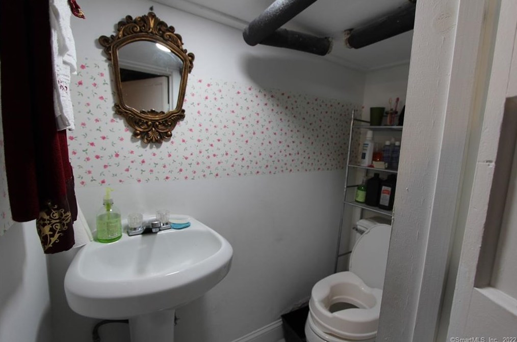 90 Harold St, Hartford CT  06112-1253 exterior