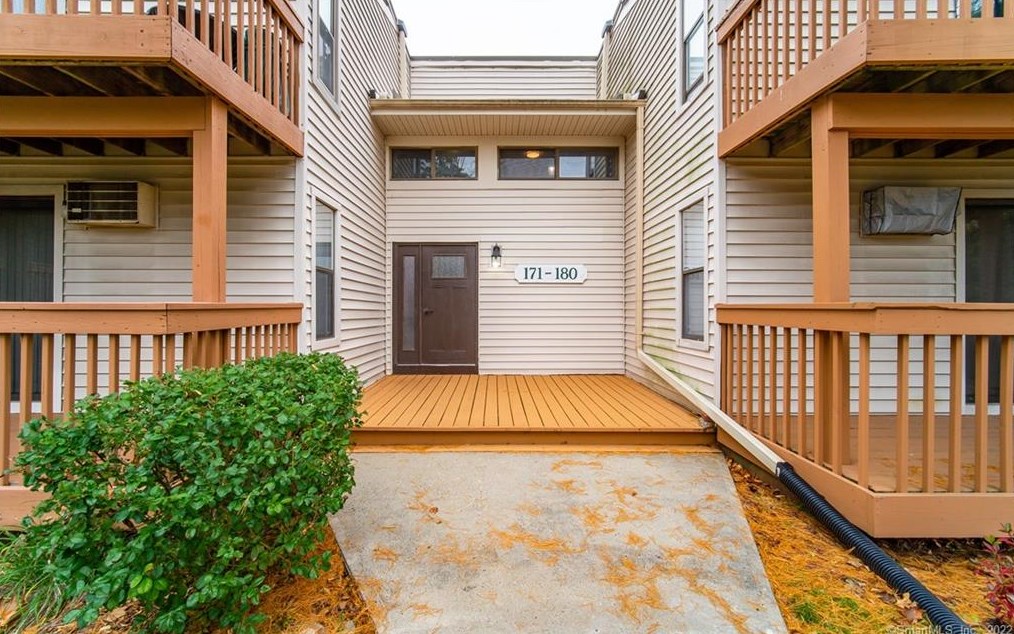 172 Woodland Dr, Cromwell, CT 06416-1162