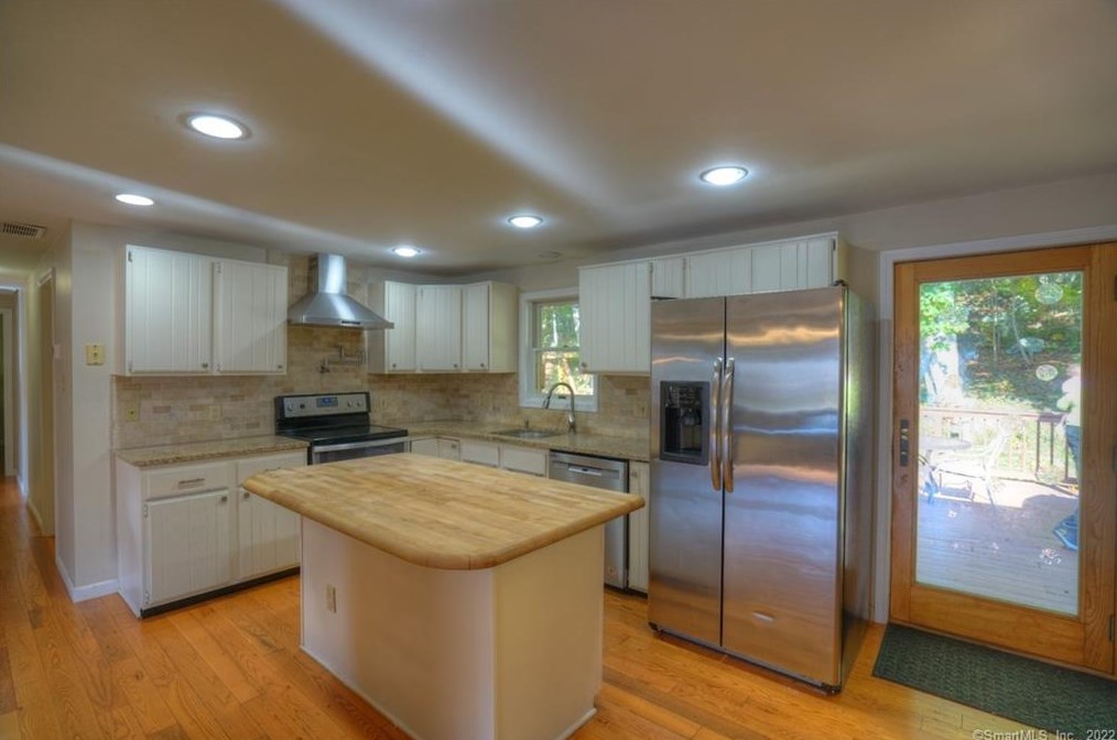 202 Dartmouth Dr, Mystic, CT 06355