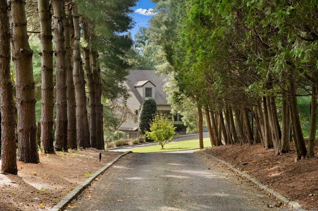 18 Beachside Cmn, Westport CT  06880-6243 exterior