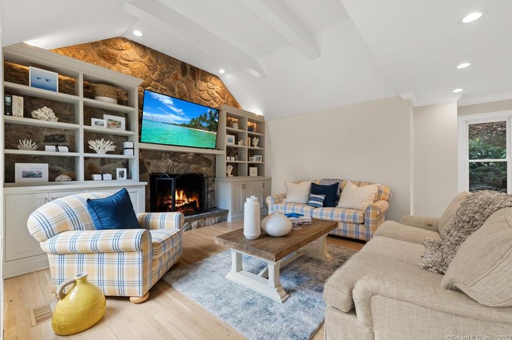 18 Beachside Cmn, Westport CT  06880-6243 exterior