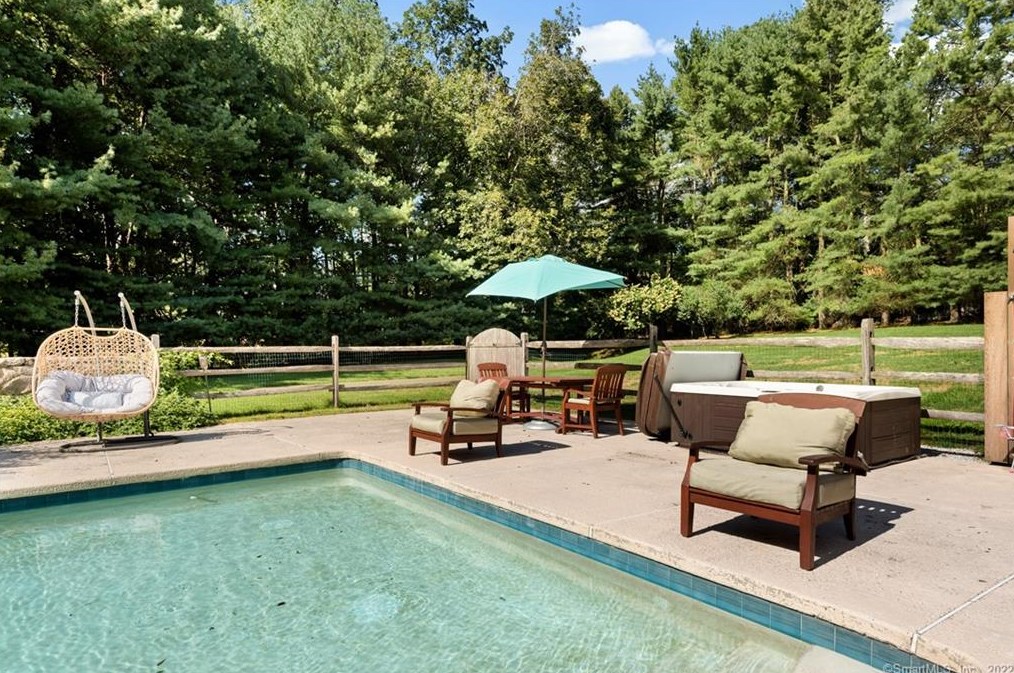 18 Beachside Cmn, Westport CT  06880-6243 exterior