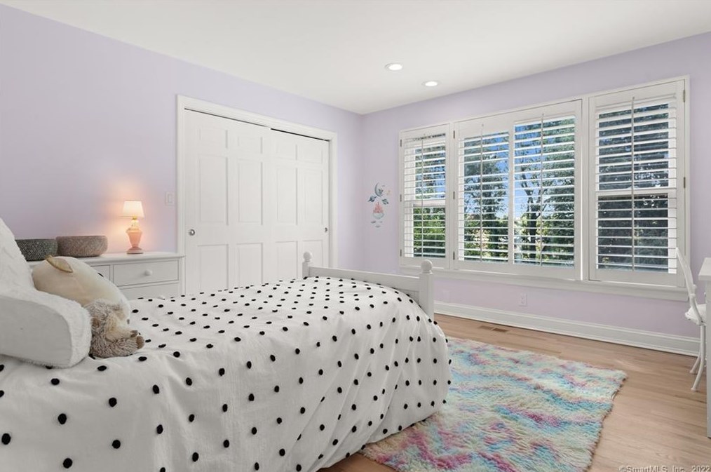 18 Beachside Cmn, Westport CT  06880-6243 exterior