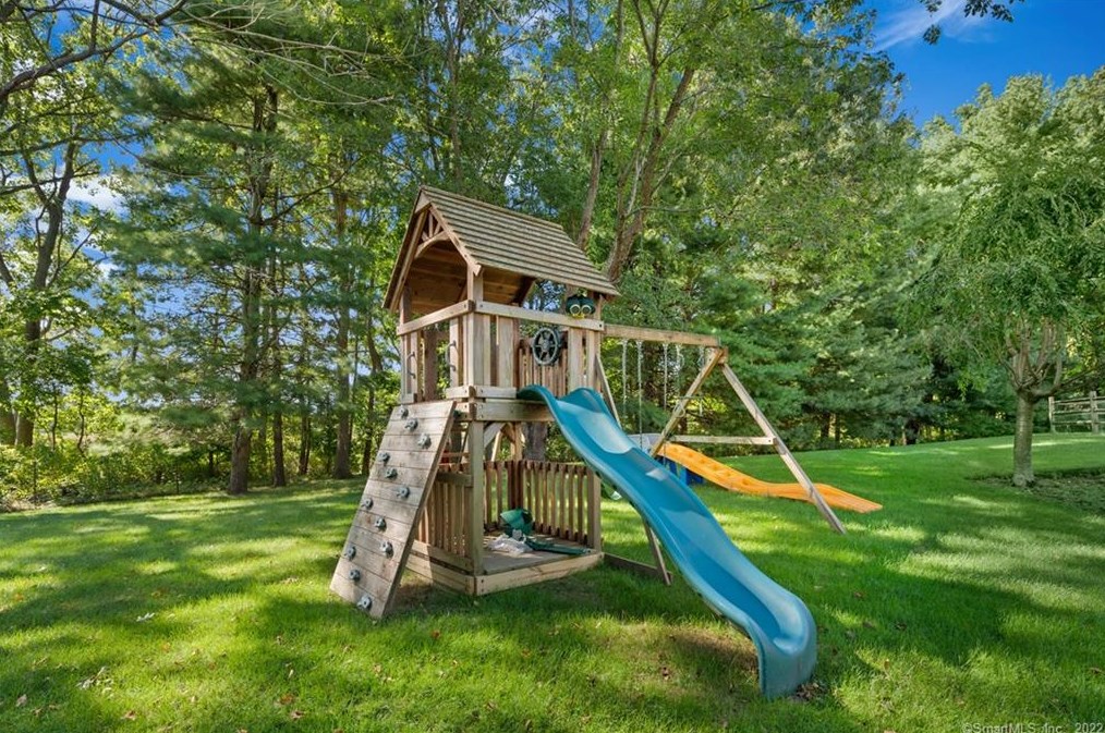 18 Beachside Cmn, Westport CT  06880-6243 exterior