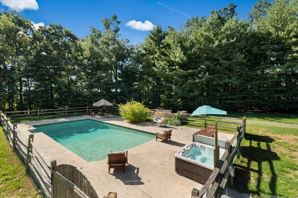 18 Beachside Cmn, Westport CT  06880-6243 exterior
