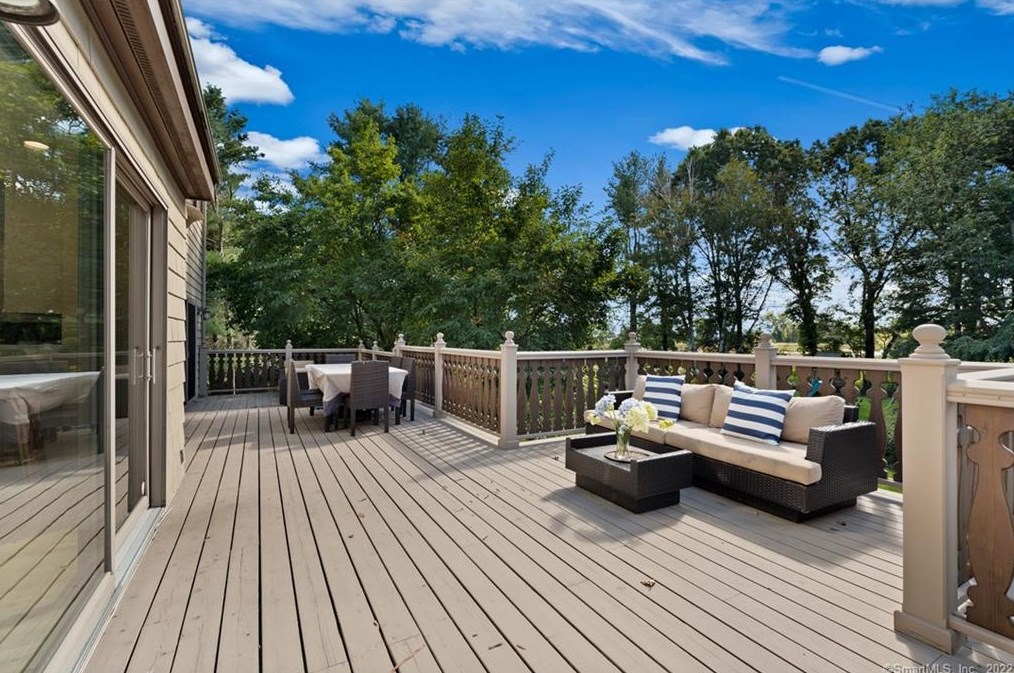 18 Beachside Cmn, Westport CT  06880-6243 exterior