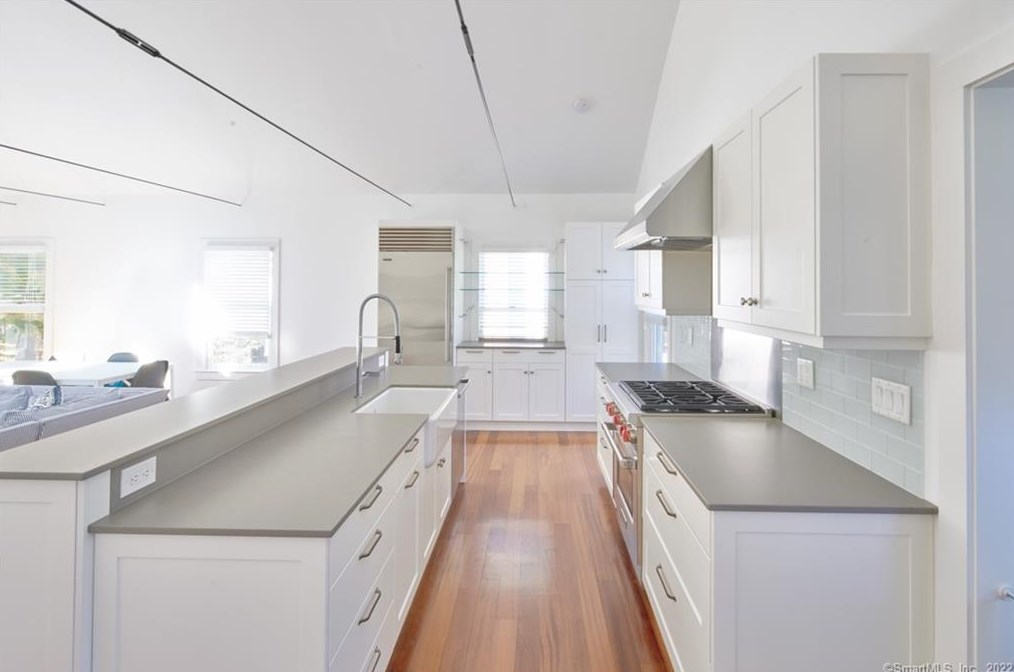 20 Baker Ave, Westport CT 06880-5004 exterior