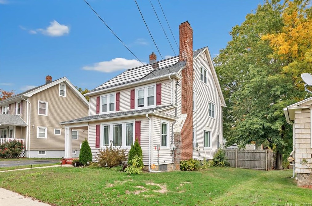 84 Oakland St, Stratford, CT 06615-5626