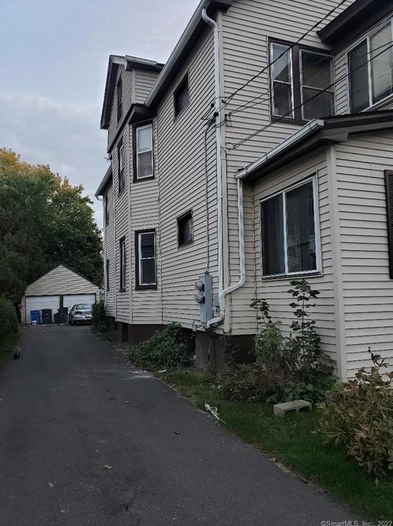 207 Holcomb St, Hartford CT  06112-1433 exterior