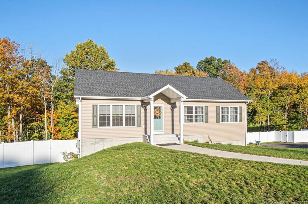53 Carol Dr, Uncasville, CT 06382