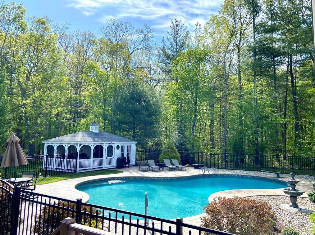43 Usher Rdg, Tolland, CT 06084-2295