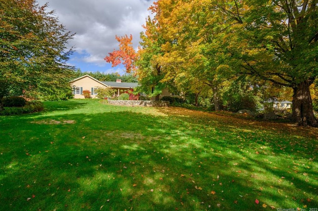 1 Colonial Rd, Danbury, CT 06812