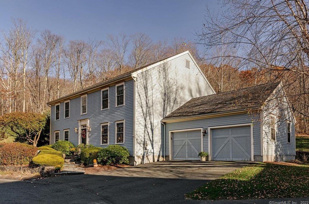 17 Hill View Ln, Woodbury, CT 06798
