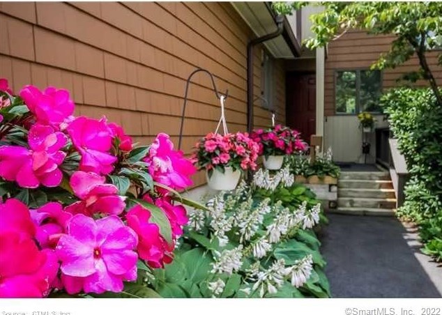 27 Reservoir Rd #27, Bloomfield, CT 06002