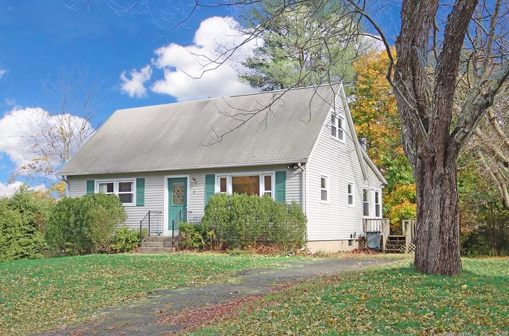 9 Quaker Ln, Newtown, CT 06470