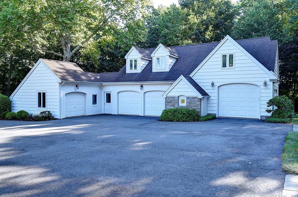 26 Bittersweet Hl, Hartford, CT 06109-3511