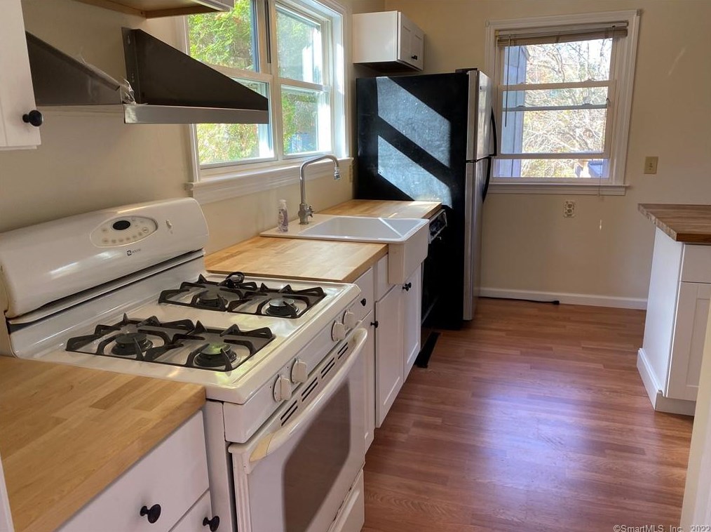 70 Hubbard Rd, Guilford, CT 06437-1828