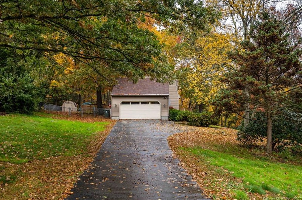 12 Meadowview Ln, Norwich, CT 06360