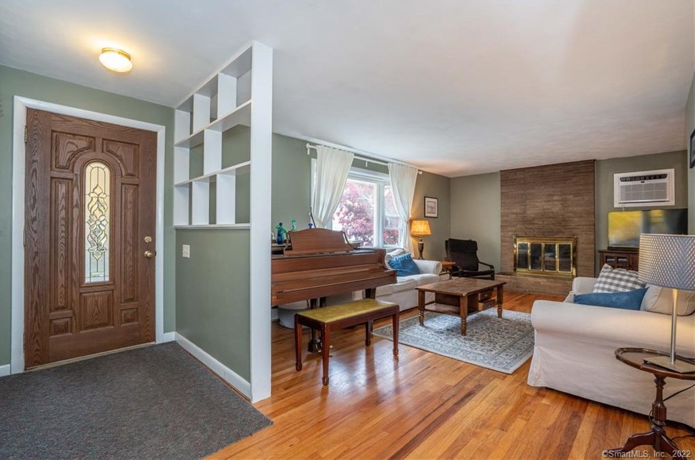 96 Red Top Dr, Hartford, CT 06110-2020