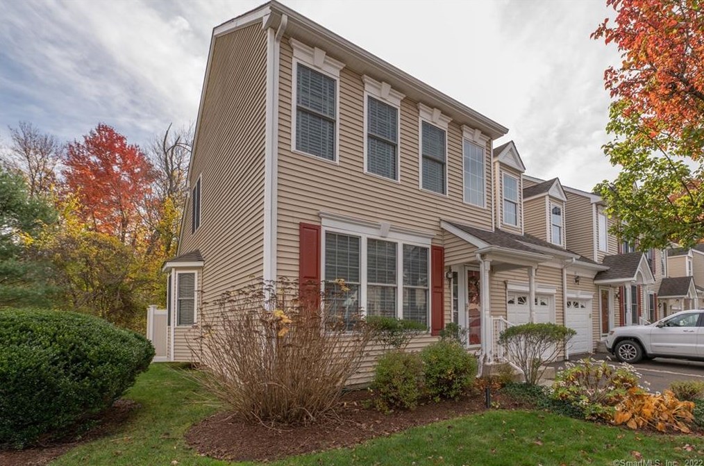 34 Fieldstone Ct #34, North Haven, CT 06473