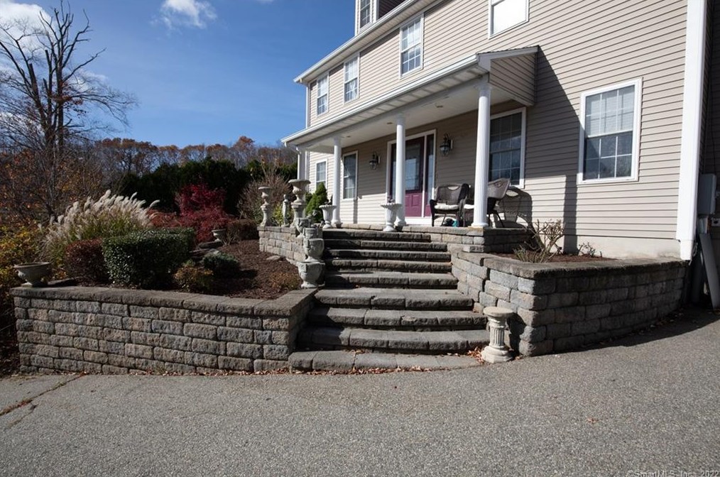 3 Curry Ln, East Hampton, CT 06424