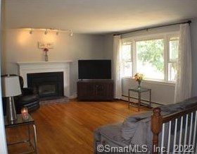 44 Chestnut Dr, Suffield, CT 06093-2104
