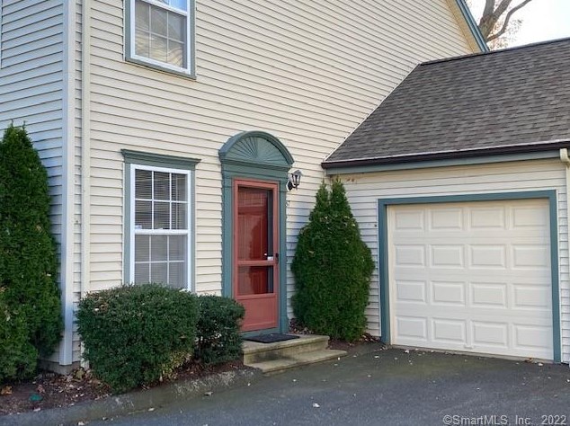 37 Kendall Green Dr, Milford, CT 06461