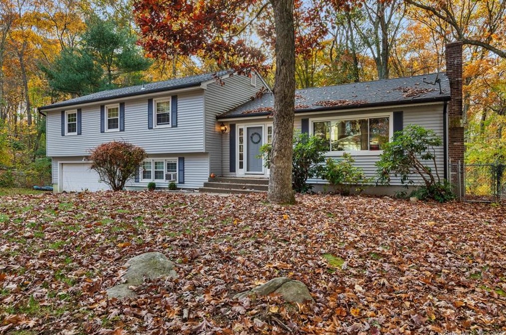 55 Laurel Leaf Dr, Gales Ferry, CT 06335
