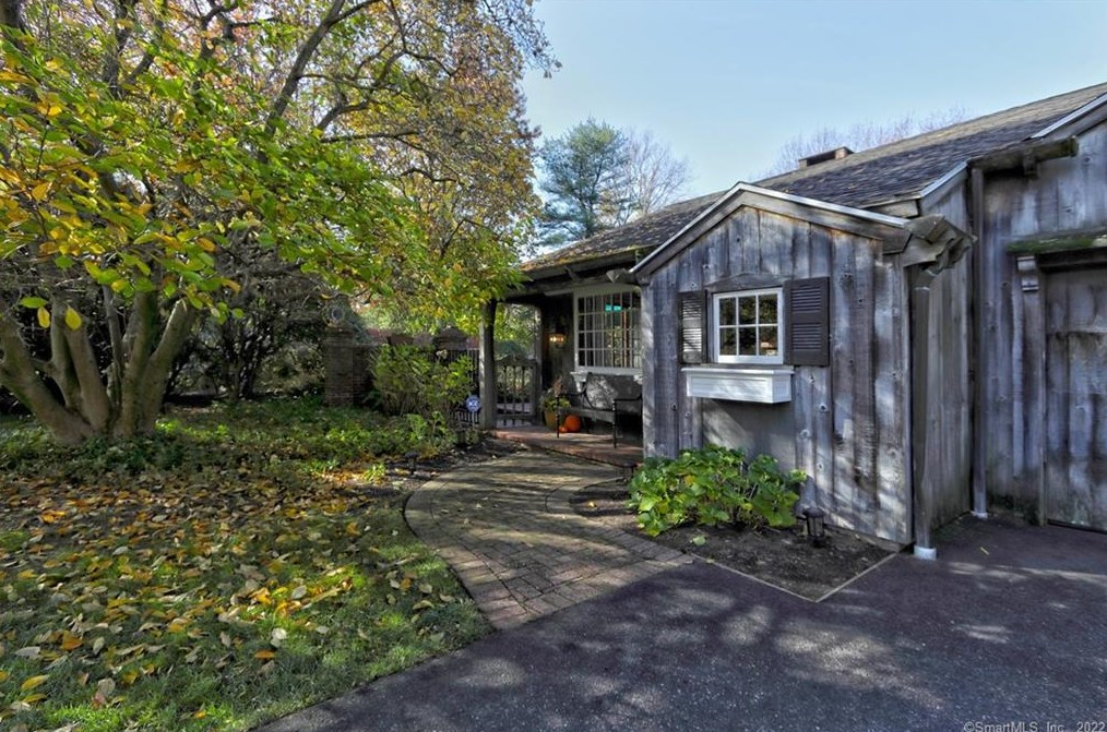 853 Brookside Dr, Orange, CT 06477-1545