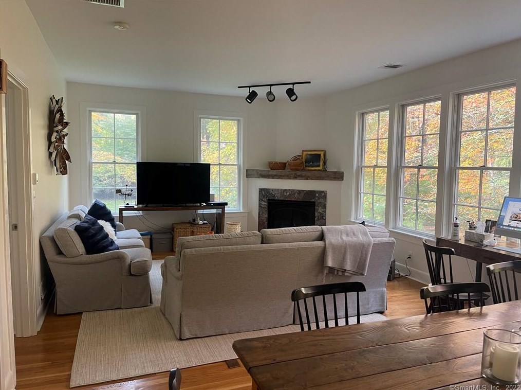 320 Vineyard Point Rd, Guilford, CT 06437