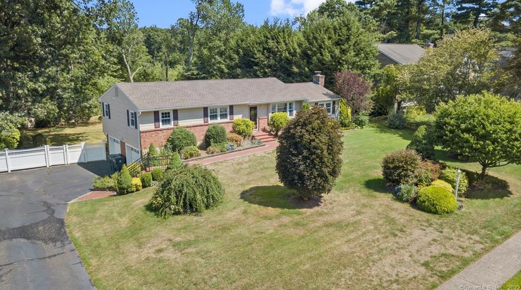 722 Rustic Ln, Cheshire, CT 06410
