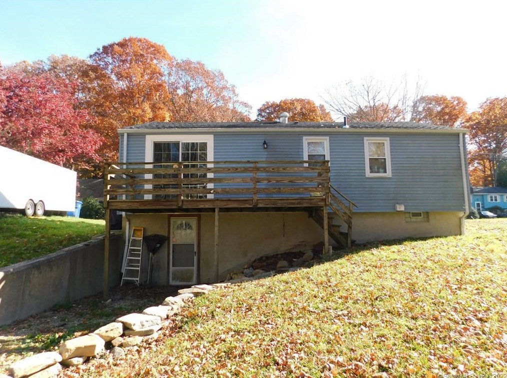 121 Roanoak Ave, Chestnut Hill, CT 06226-1139
